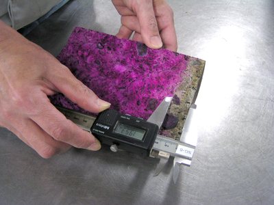 コア割裂面の中性化深さをノギスで測る