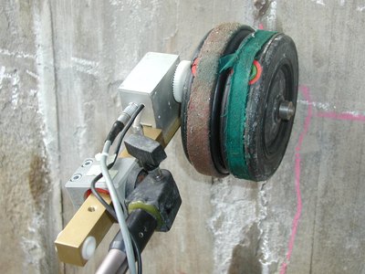 自然電位法の測定(コンクリート面に当てた照合電極)
