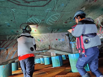 桟橋下面のひび割れ幅を計測する