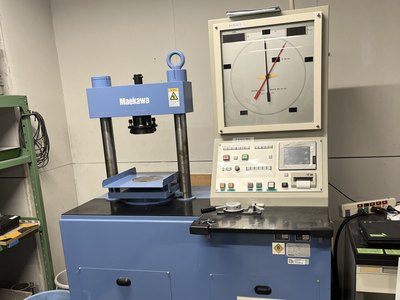 試験室の載荷試験機（コアの圧縮強度試験）