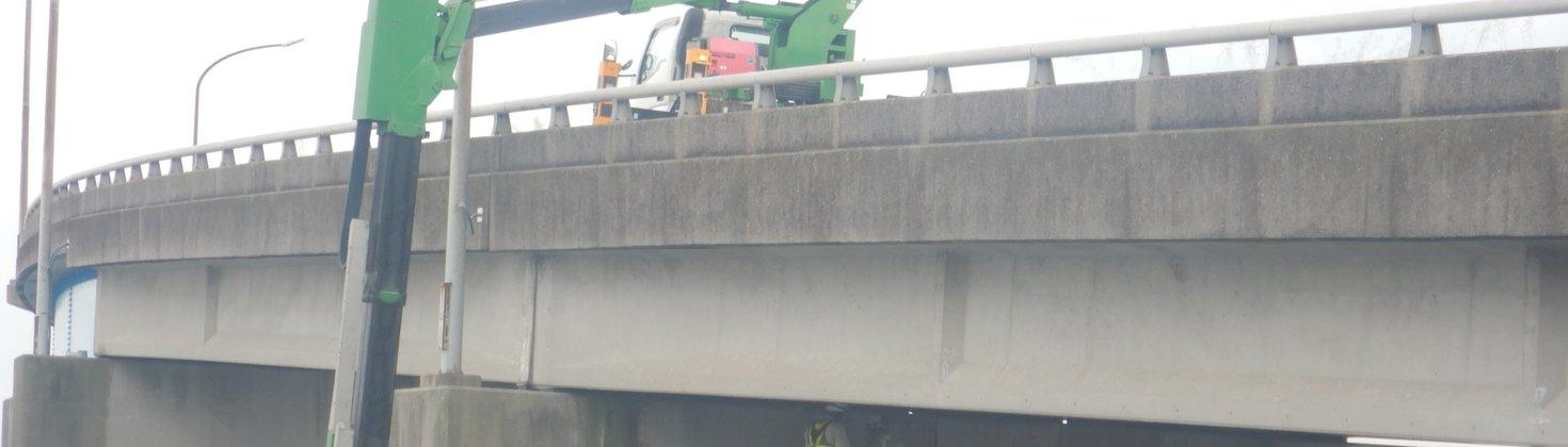 橋梁点検車で桁下を点検