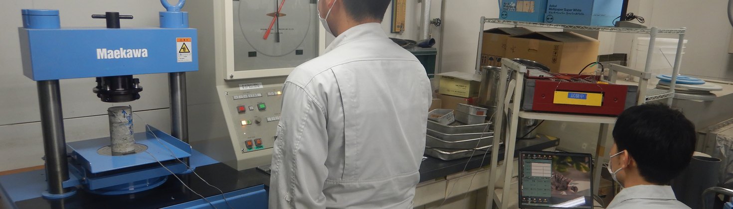 試験室の載荷試験機によるコンクリートの圧縮強度試験