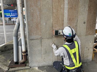構造物の壁面で鉄筋探査を行っているところ